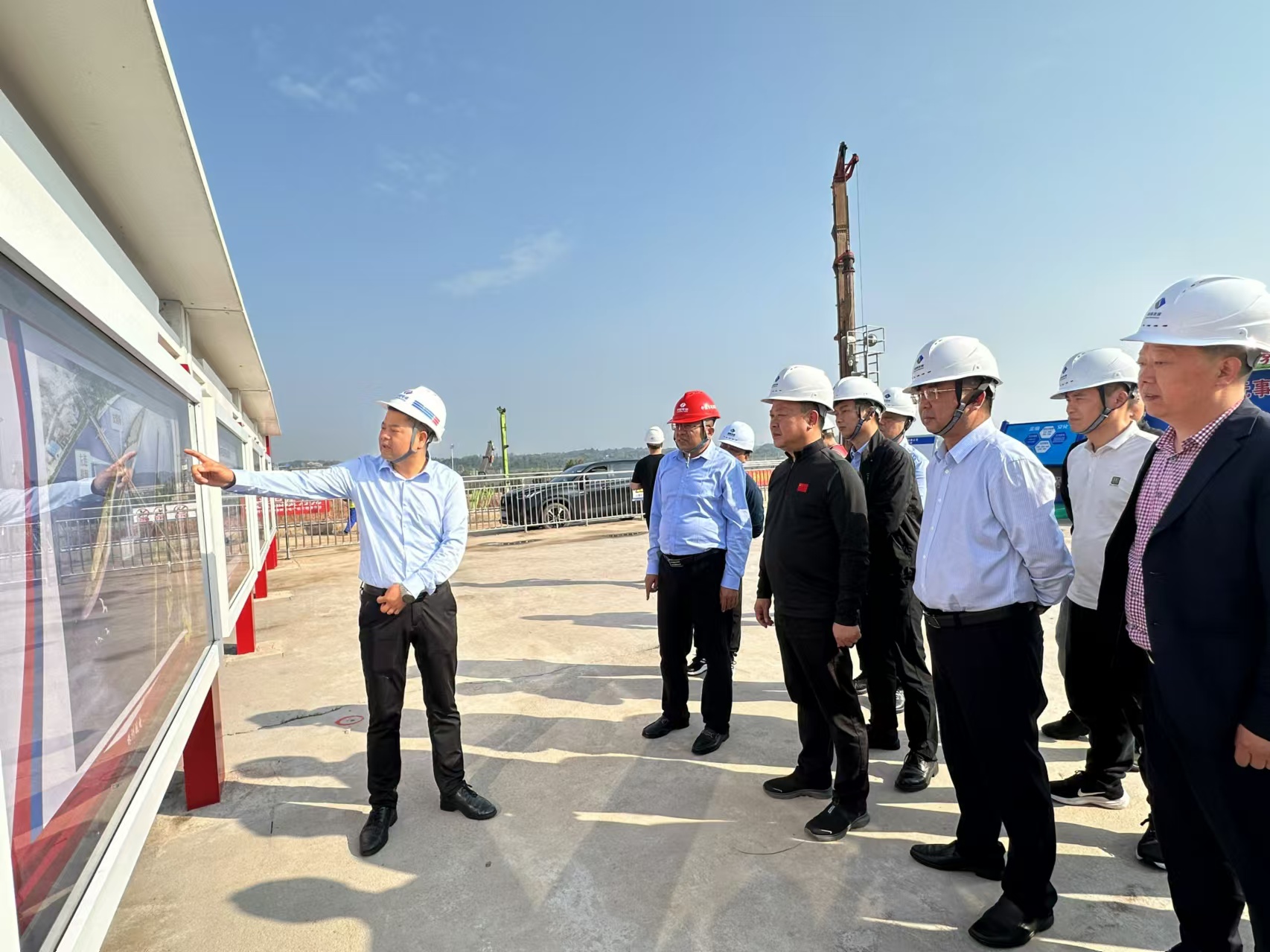 淥口區(qū)區(qū)委書記李曉彤一行赴株洲航電擴(kuò)機工程項目現(xiàn)場調(diào)研